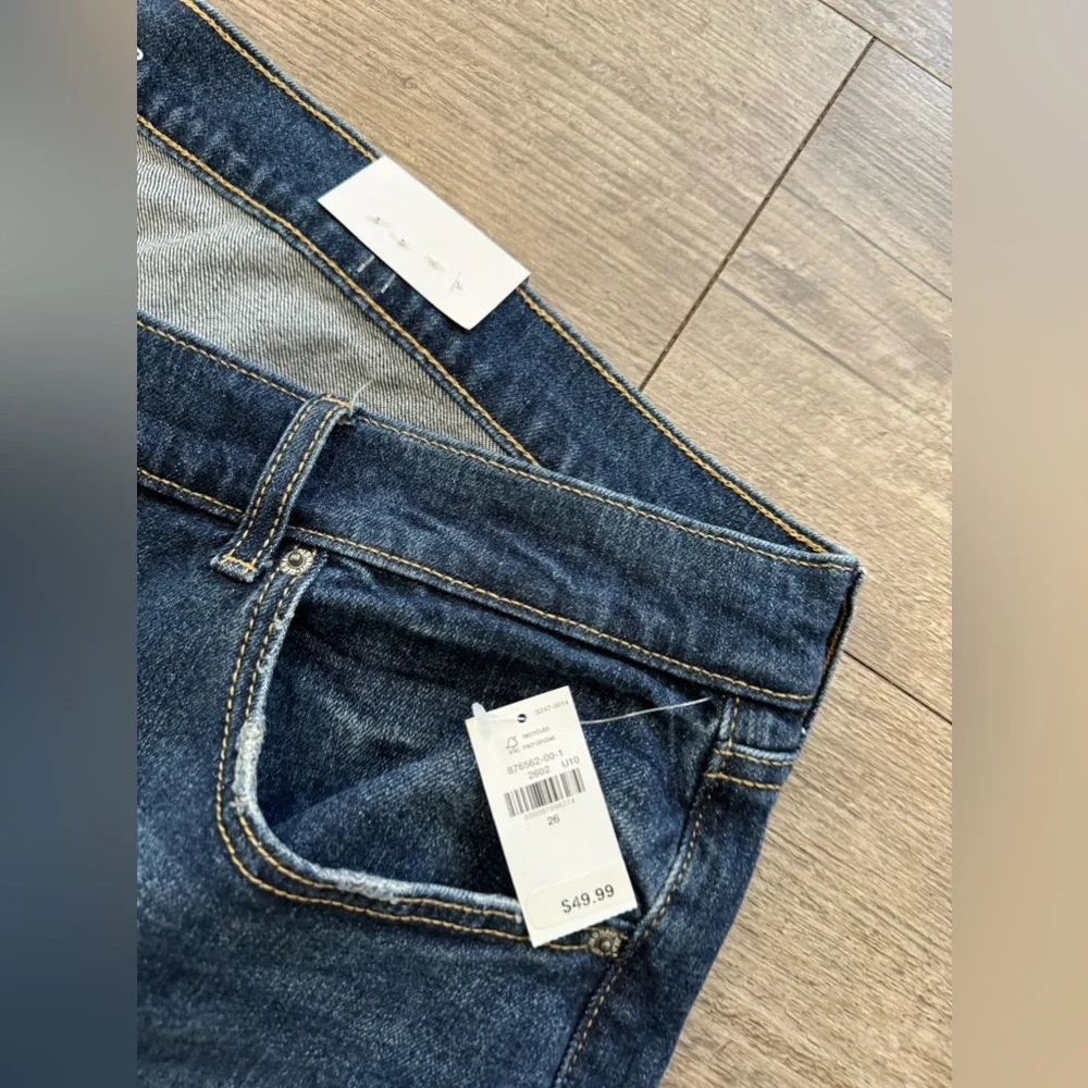 BUNDLE 2 ITEMS FOR $8✨

OLD NAVY mid-rise boyfriend jeans ✨ - Picture 7 of 11